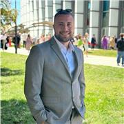 Joven profesor con experiencia en la ensenanza y con ganas de que los jovenes sean competentes.